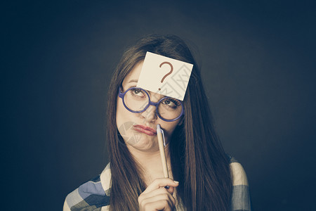 头部有眼镜制片厂的可疑年轻女被黑人拍到女在头部上写着问号图片素材