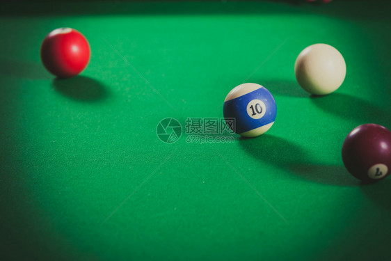 绿色桌上的Billiard球池游戏盘桌上的Snooker球图片