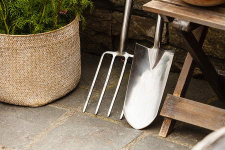 园艺设备概念坚固的钢叉和铲子图片