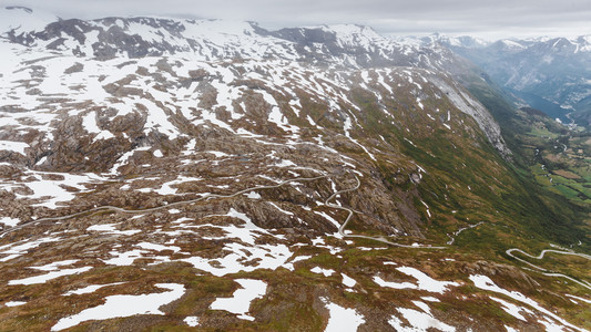 旅游假期和行DalsnibbaPlateau对Geirangerfjord和山地风景沿路绕过丘的极佳观点挪威斯堪的纳维亚图片