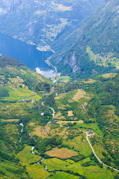 旅游假期和行Geirangerfjord和山地风景从Dalsnibba海台的视角看极好挪威斯堪的纳维亚图片