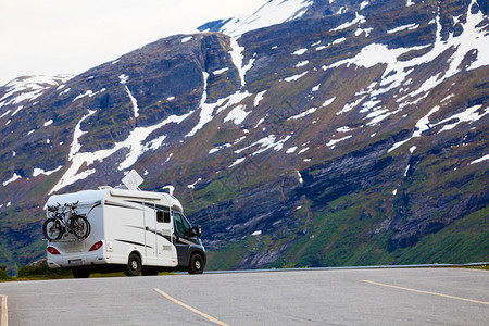 停泊在挪威山脚下的旅游度假露营房车图片