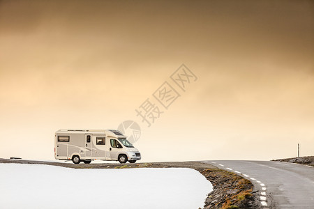 停泊在挪威景观区公路边的旅游度假露营房车图片