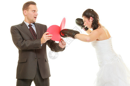 在关系概念上冲突已婚夫妇相互争斗女穿着婚纱和拳击手套打丈夫以示她的忠诚新娘在婚礼上打郎娘拳击在婚礼上打新郎图片