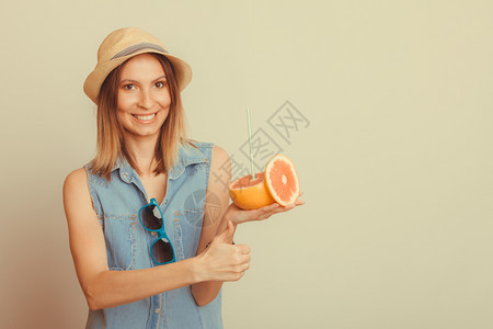 快乐的女游客穿着草帽带太阳眼镜和葡萄果仁水献起大拇指健康饮食品暑假概念Instagram过滤图片