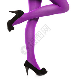 女时装长腿紫丝袜和黑高跟鞋隔离的女人图片