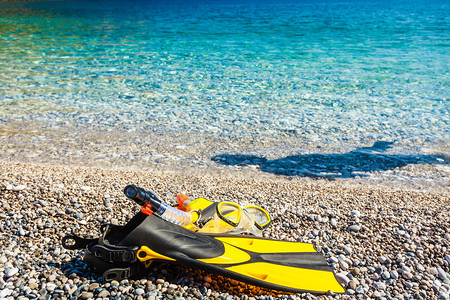 位于海边石的浮筒和潜水面具管暑假游泳乐趣概念海边的浮筒和图片
