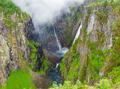 沃林斯弗森瀑布绿色夏季山丘马博达伦峡谷挪威全国旅游者Hardangervidda路线旅游者Rv7Eidfjord观光旅游挪威马博图片