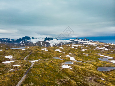 穿越山地的公路远处雪峰和冰川旅游景点5Sognefjellet挪威空中视图山地景观挪威路线Songnefjellet图片