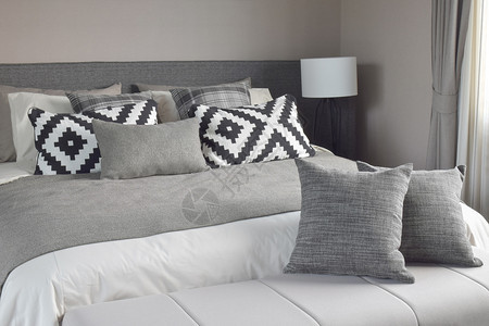 经典彩色床铺的图形风格和灰色阴影枕头设置图片