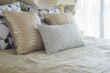 金银枕头和铺在床上里面有豪华风格的睡房图片