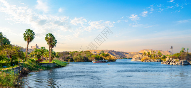 尼罗河和在阿斯旺日落时的渔船图片