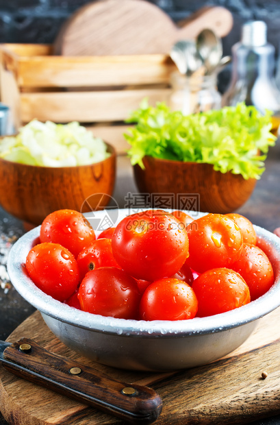 金属碗中的新鲜红西番茄沙拉中的图片