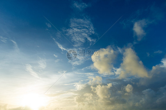 日落阳光照耀天空乌云和太阳照耀图片