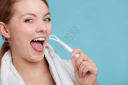 可爱的年轻女孩舌头更干净口腔健康干净的女孩图片