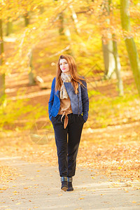 时尚的年轻女子散步时尚的放松自然概念公园的时尚女孩图片