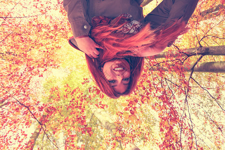 大自然户外概念笑女孩在外过秋天森林多彩图片
