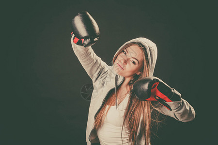 锻炼和与对手作战体育和强壮的身女人穿着运动服和拳击手套运动和健康的生活方式妇女在空气中佩戴拳击手套图片