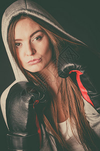 运动和强壮的身体年轻女与对手穿运动拳击和健康的生活方式妇女戴连帽衫和拳击手套图片