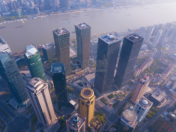 黄浦河HuangpuRiver上海市摩天大楼和高办公的空中景象日出时金融区和亚洲智能城市的商业中心图片