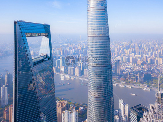 黄浦河HuangpuRiver上海市摩天大楼和高办公的空中景象日出时金融区和亚洲智能城市的商业中心图片