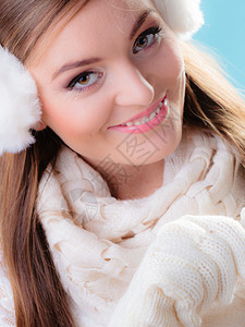 温冬时耳保护穿着温暖衣服的青春少女穿着蓝色白耳巾的快乐女图片