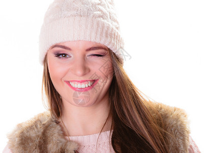 冬时穿着温暖衣服的青春女孩穿着帽子的快乐女人正面的脸容表达方式与世隔绝图片