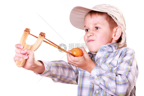 童年玩木棍和水果瞄准的普通话年轻男孩用木棍打的普通话图片