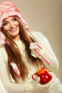 女孩手握羊毛白套圣诞节时间概念图片