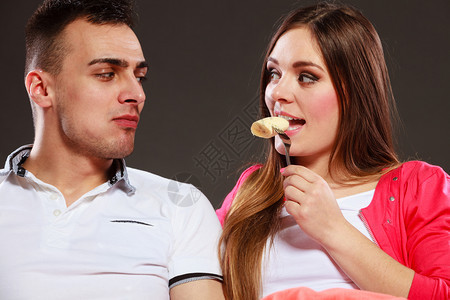 人们喜欢约会和幸福的概念有吸引力的情侣一起吃香蕉男人和女面对地分享水果图片