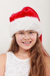 快乐可爱的小女孩戴着红色圣达克萨斯帽子图片