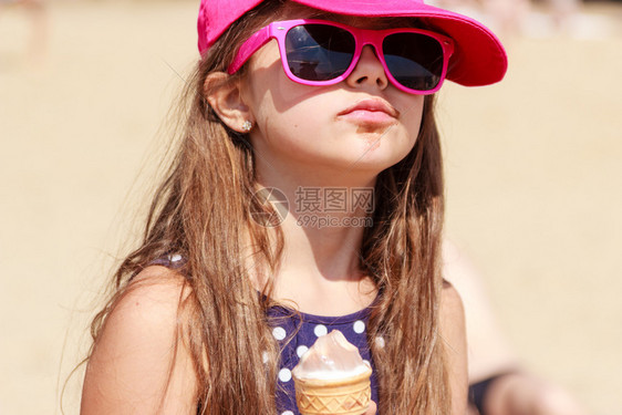 小孩在海滩吃冰淇淋太阳镜里的小女孩在户外度暑假小女孩在海滩吃冰淇淋夏天图片
