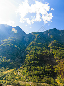 挪威斯堪的纳维亚夏季山和峡湾图片