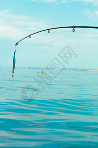 钓鱼饵与游击手对蓝海水表面的棍棒图片