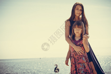 母亲和女儿在海上假扮图片