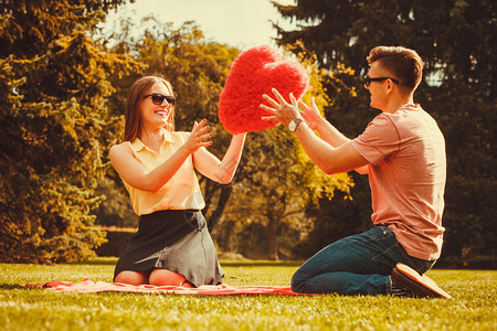 快乐的情侣在草地上开心的玩耍图片