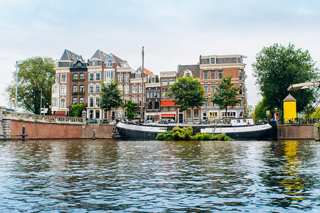 2017年9月5日荷兰阿姆斯特丹在荷兰阿姆斯特丹尔河静水中的树木和房屋反射图片