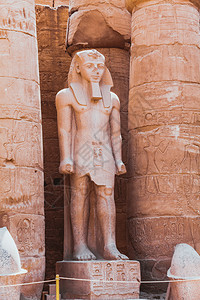 埃及卢克索寺庙内的雕像和柱子图片