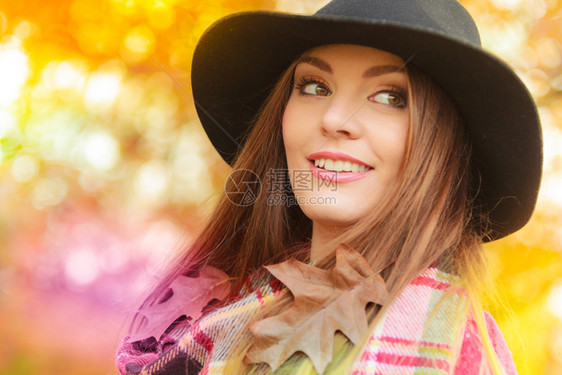 秋天公园中迷人的年轻微笑女肖像时装女孩穿着红色毛衣围巾和黑帽子秋天公园中美丽的女图片