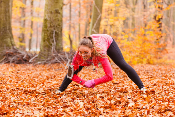 运动和锻炼健壮的年轻女孩在户外运动积极的女花时间在秋天森林的新鲜空气上图片