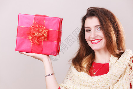带着礼物盒的年轻女士时装圣诞庆典塔放松概念带着礼物的快乐女孩图片