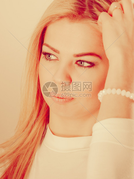 人时尚概念金发美女的肖像穿白色上衣漂亮服和手镯的美女图片