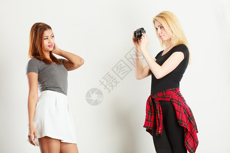 摄影师和模特金发女孩拍摄图像用相机照拍摄穆拉托女模特金发孩拍摄穆拉托模特图片