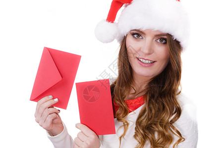 穿着圣达克拉斯帽的妇女拿着红色信封阅读儿童件或希望名单正面的部表情圣诞节时间工作室在白色上被孤立穿着圣达克莱斯帽的妇女阅读信件背景图片