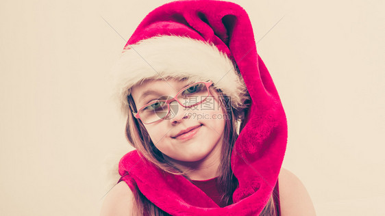 圣诞假日概念戴圣诞帽子和礼服的托德勒女孩图片