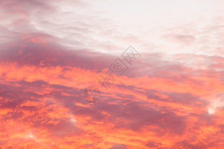 黄昏的天空中浪漫和戏剧云层形成红黑的阳光温暖景色日落时天空中多彩的温暖云层图片