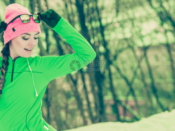 冬季体育活动健康生方式概念合适的女运动员在寒冷的雪天气中穿着温暖运动服在户外训练身着温暖运动服的合适女员陶美形象冷天在户外训练适图片