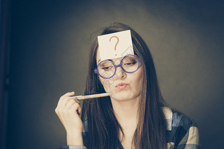 头部有眼镜制片厂的可疑年轻女被黑人拍到女在头部上写着问号图片素材