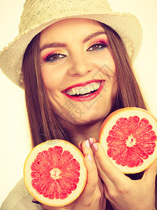 女有吸引力的长头发女多彩的双眼化妆将两半的葡萄果柑橘水握在手中健康饮食品暑假欢乐概念刻画形象女将两半的葡萄果柑橘水握在手中图片