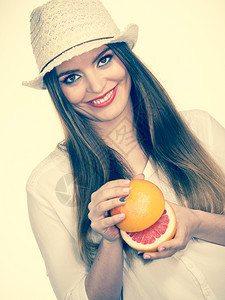 女有吸引力的长发女有色双眼将两半的葡萄果柑橘水握在手中健康饮食品暑假欢乐概念白色女将两半的葡萄果柑橘水握在手中图片